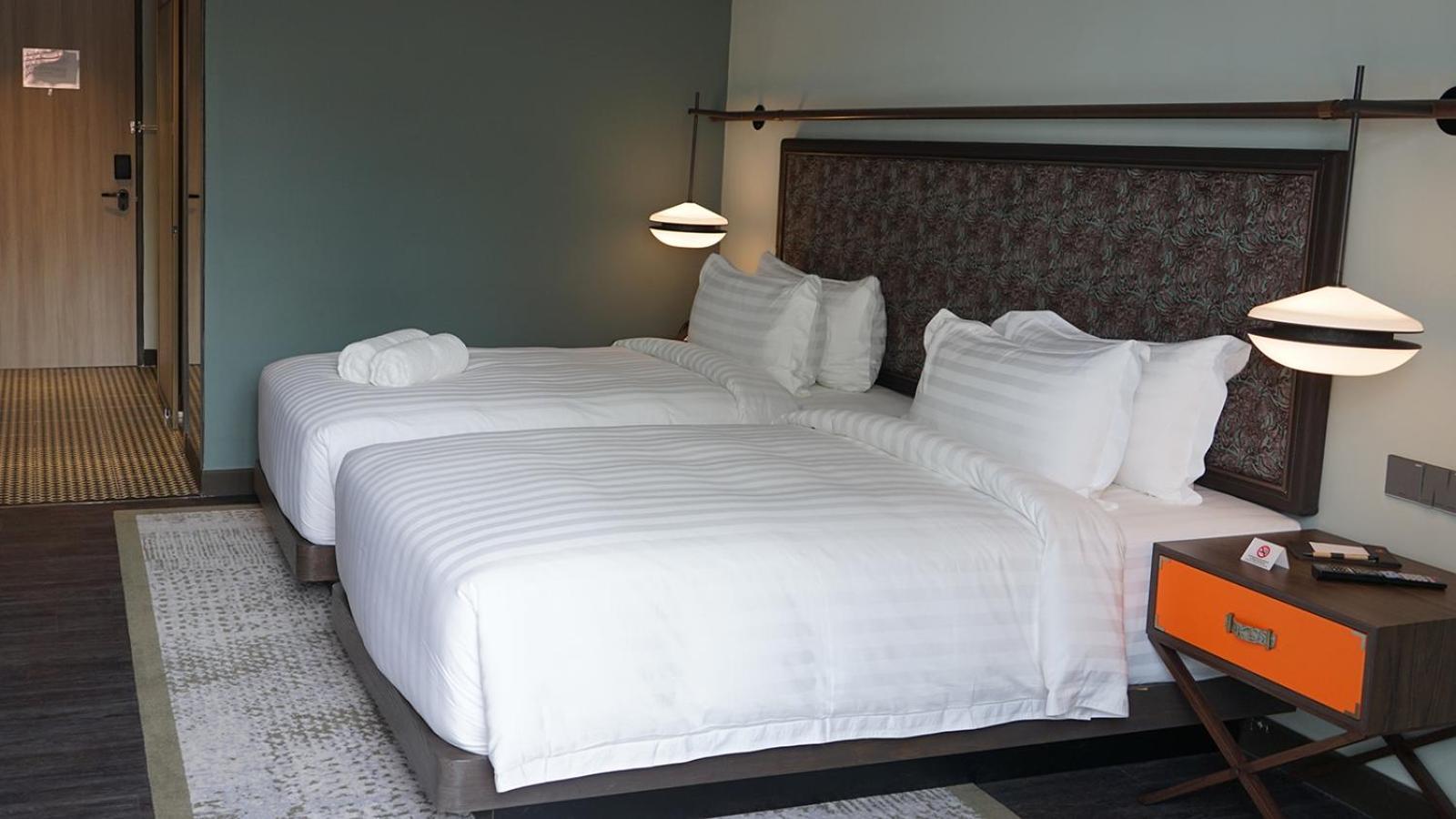 The George Penang By The Crest Collection Hotell George Town Eksteriør bilde Beds with white sheets