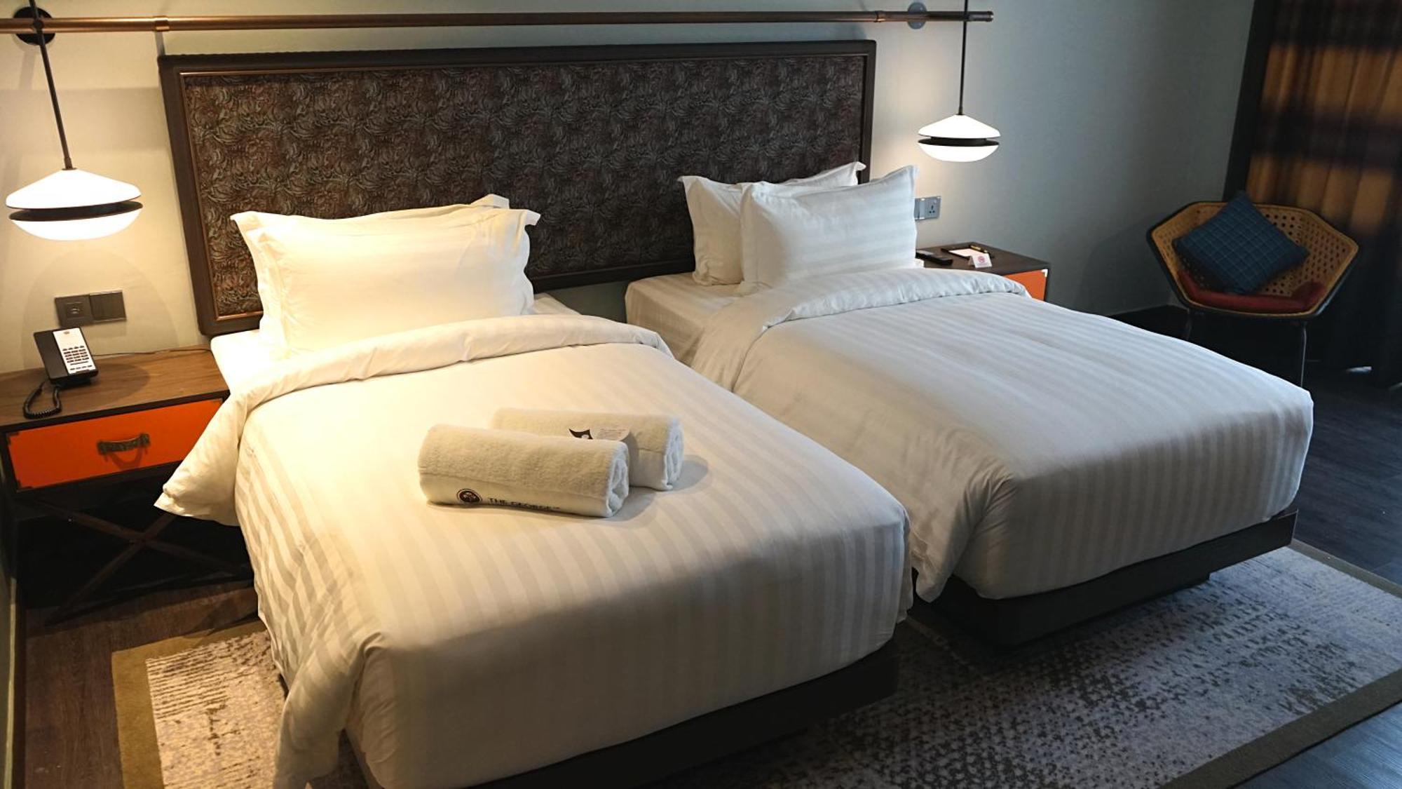 The George Penang By The Crest Collection Hotell George Town Eksteriør bilde Two single beds