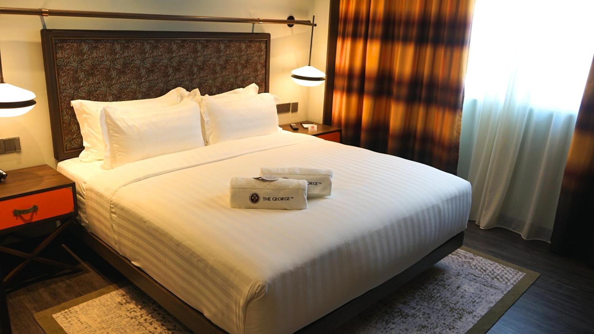 The George Penang By The Crest Collection Hotell George Town Eksteriør bilde A bed in a hotel room