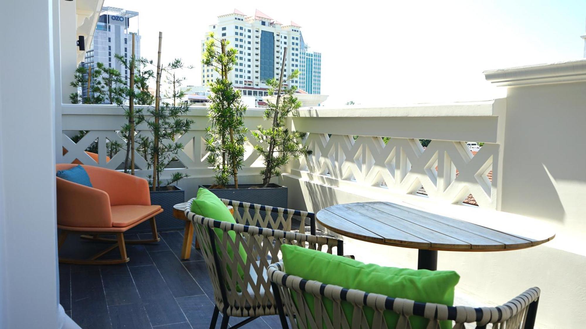 The George Penang By The Crest Collection Hotell George Town Eksteriør bilde A balcony in Bangkok, Thailand