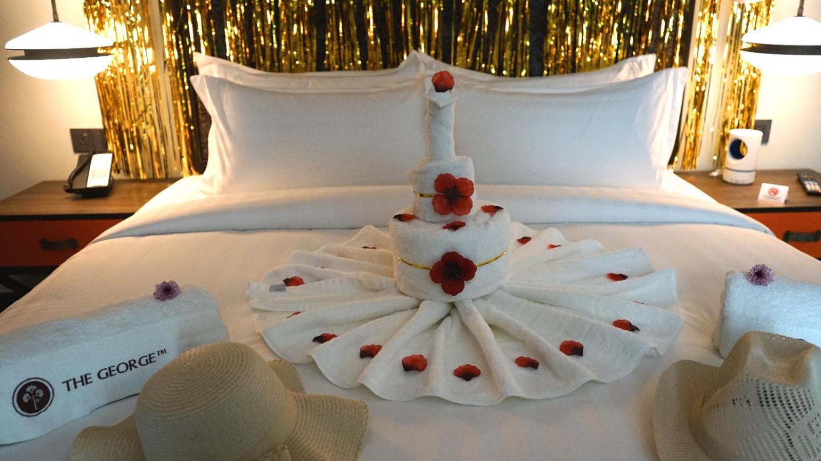 The George Penang By The Crest Collection Hotell George Town Eksteriør bilde A towel swan