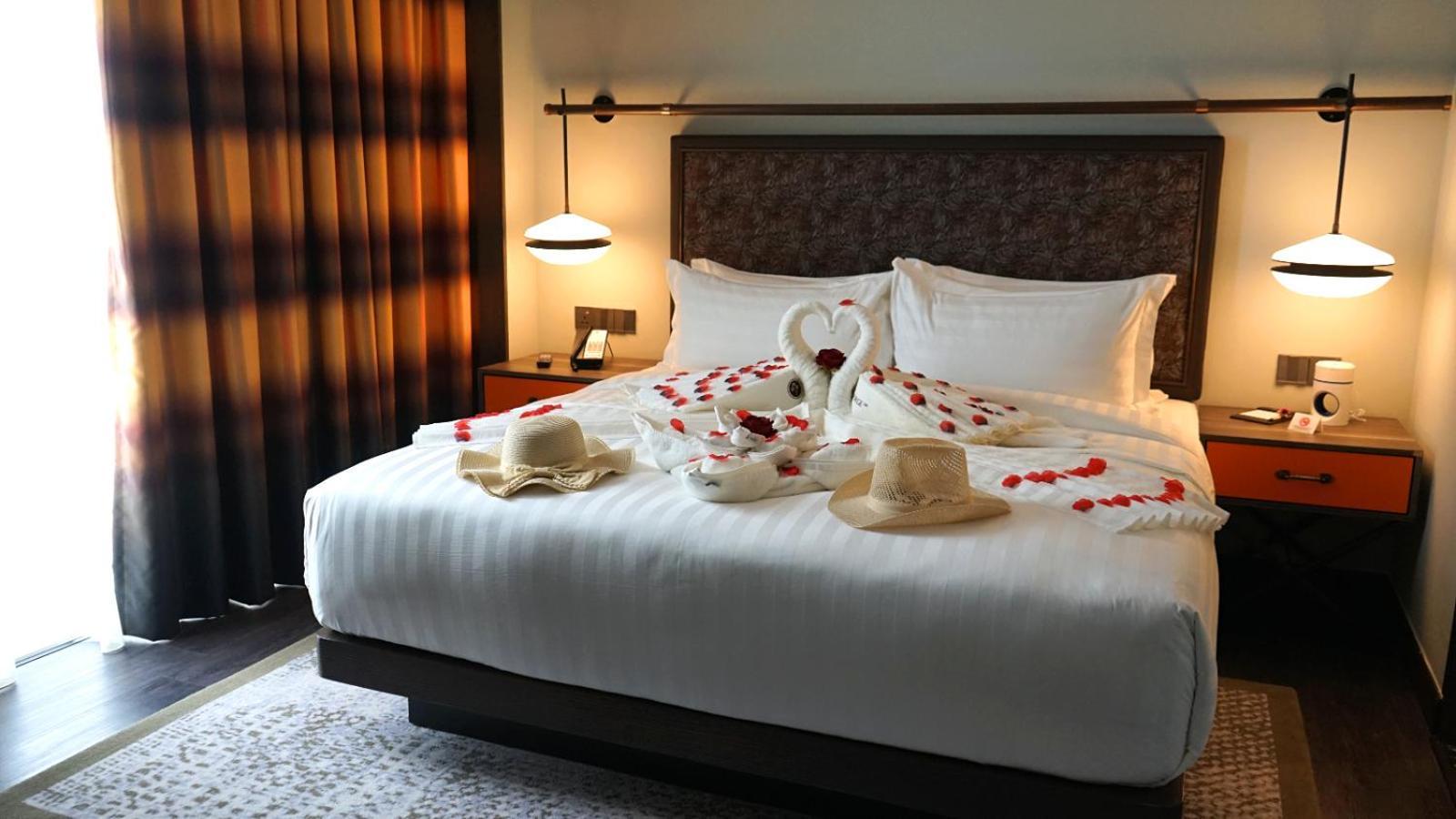 The George Penang By The Crest Collection Hotell George Town Eksteriør bilde A bed with a swan shaped towel